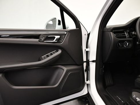 Certified 2026 Porsche Macan Turbo AWD/4WD image 34