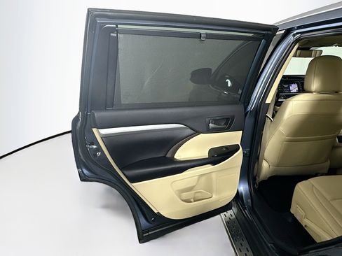 Used 2019 Toyota Highlander XLE image 25
