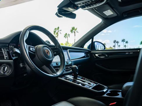 Certified 2024 Porsche Macan AWD/4WD image 4