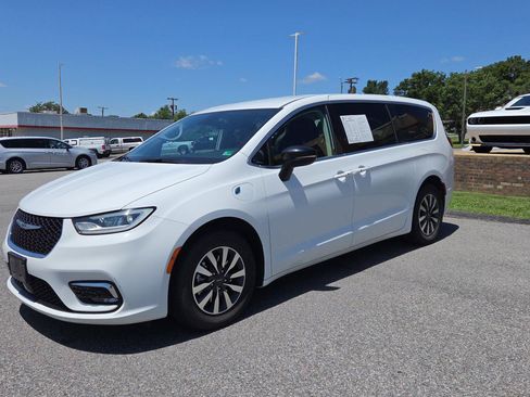 Used 2024 Chrysler Pacifica Limited FWD image 7