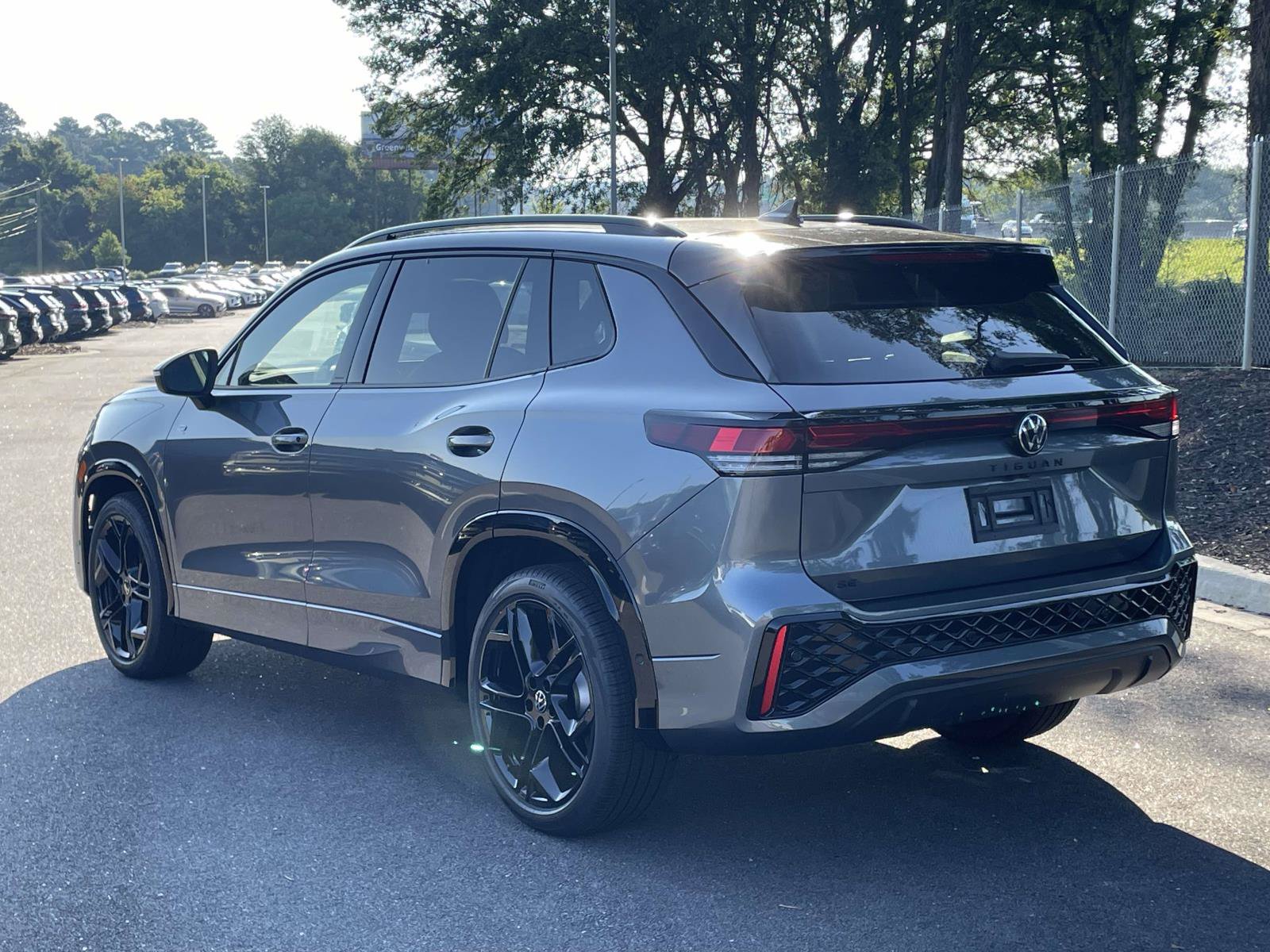 New 2026 Volkswagen Tiguan SE R-Line FWD image 5