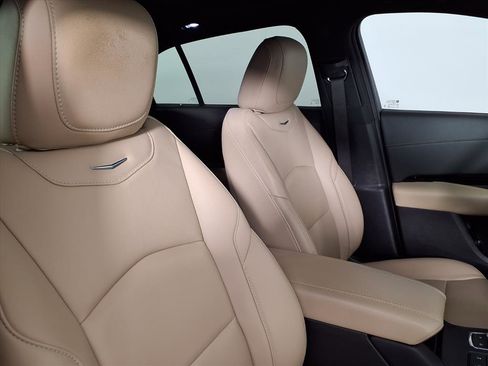 Certified 2024 Cadillac XT4 Luxury w/ Cold Weather Package image 10