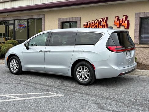 Used 2024 Chrysler Pacifica Touring-L FWD image 4