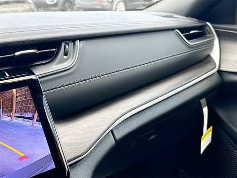 New 2025 Jeep Grand Cherokee L Limited w/ Black Appearance Package image 21