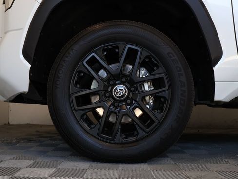Used 2025 Toyota Tundra Limited AWD/4WD image 9