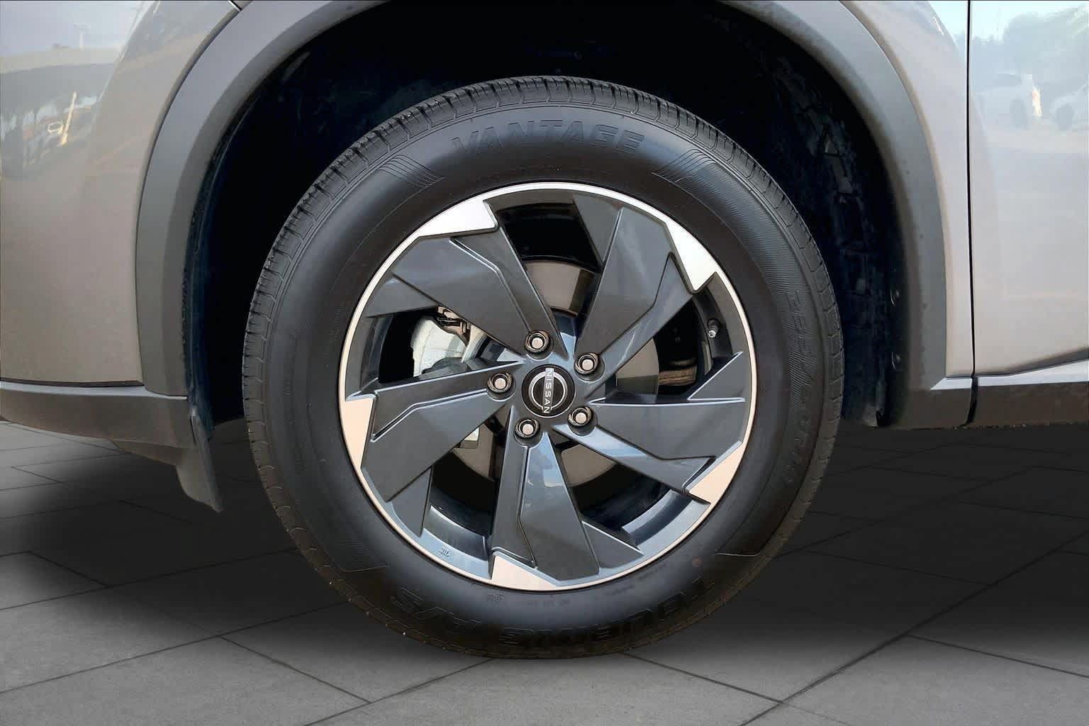 Used 2025 Nissan Rogue SV AWD/4WD image 10