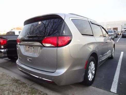 Used 2017 Chrysler Pacifica Touring-L image 5