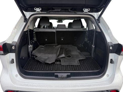 Used 2022 Toyota Highlander XLE image 17