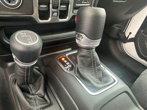 Used 2025 Jeep Wrangler Unlimited Sport AWD/4WD image 22