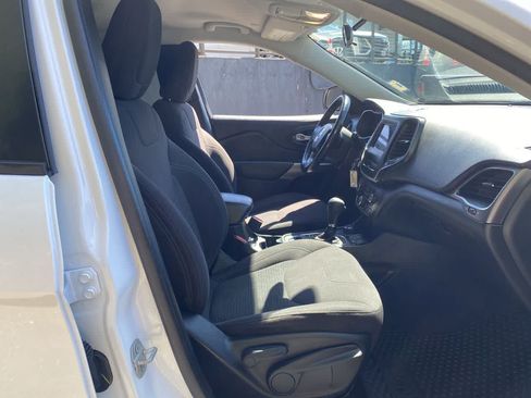 Used 2020 Jeep Cherokee Latitude w/ Cold Weather Group AWD/4WD image 18
