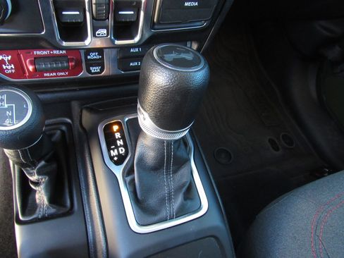 Used 2024 Jeep Wrangler Unlimited Rubicon w/ Technology Group image 20