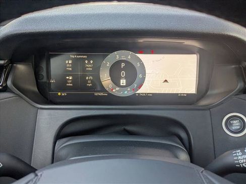 Used 2025 Land Rover Range Rover Velar Dynamic SE image 11