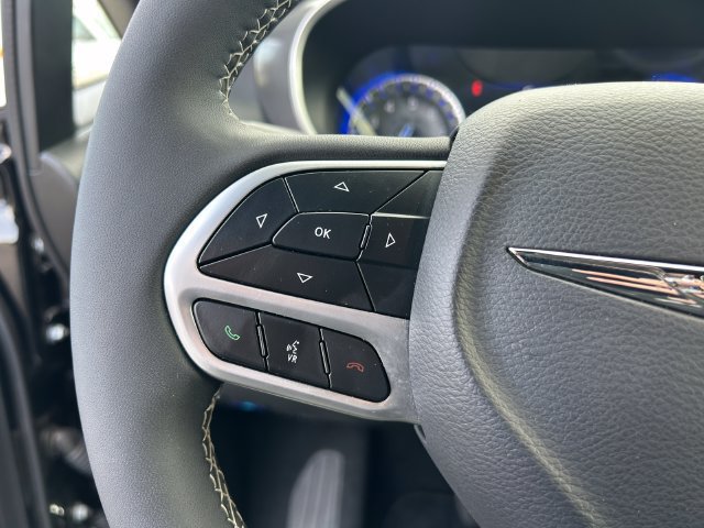 Used 2025 Chrysler Pacifica Select FWD image 26