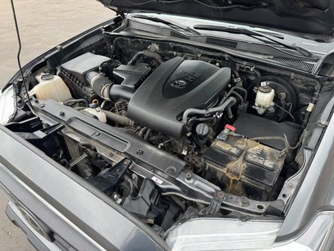 Used 2020 Toyota Tacoma SR5 AWD/4WD image 22