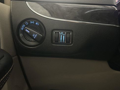 Used 2015 Chrysler Town & Country Touring w/ Driver Convenience Group FWD image 16