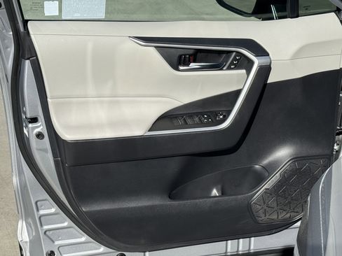 Used 2020 Toyota RAV4 XLE Premium image 17