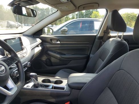 Used 2025 Nissan Altima 2.5 SV FWD image 17