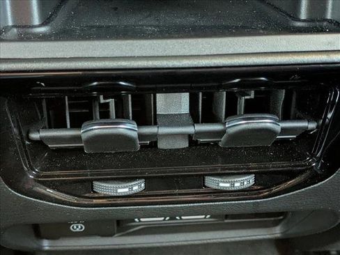 Used 2025 Jeep Grand Cherokee Limited w/ Luxury Tech Group II image 18