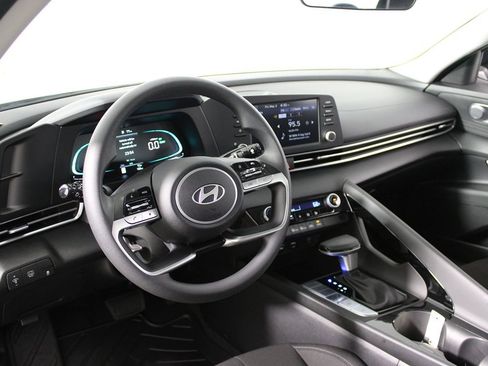 Used 2025 Hyundai Elantra Blue image 29