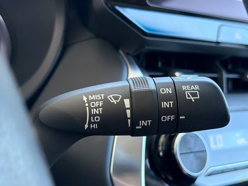Used 2023 Toyota Venza LE AWD/4WD image 32