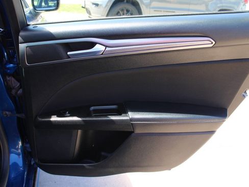 Used 2017 Ford Fusion SE w/ Fusion SE Technology Package FWD image 9