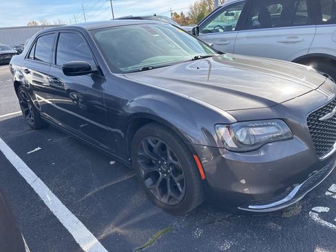 Used 2019 Chrysler 300 Touring w/ Sport Appearance Package image 3