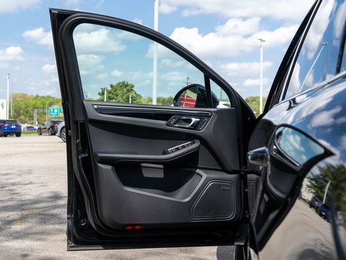 Certified 2026 Porsche Macan image 20