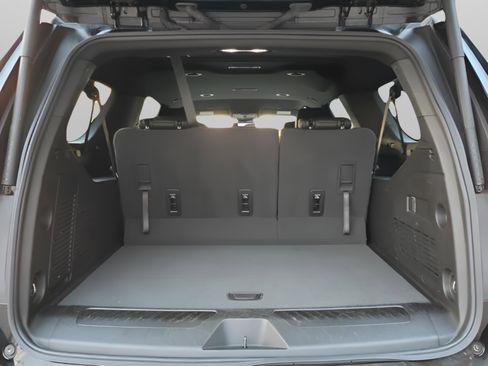 Used 2024 Chevrolet Suburban LT image 10