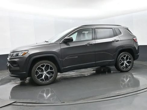 Used 2024 Jeep Compass Latitude AWD/4WD image 5