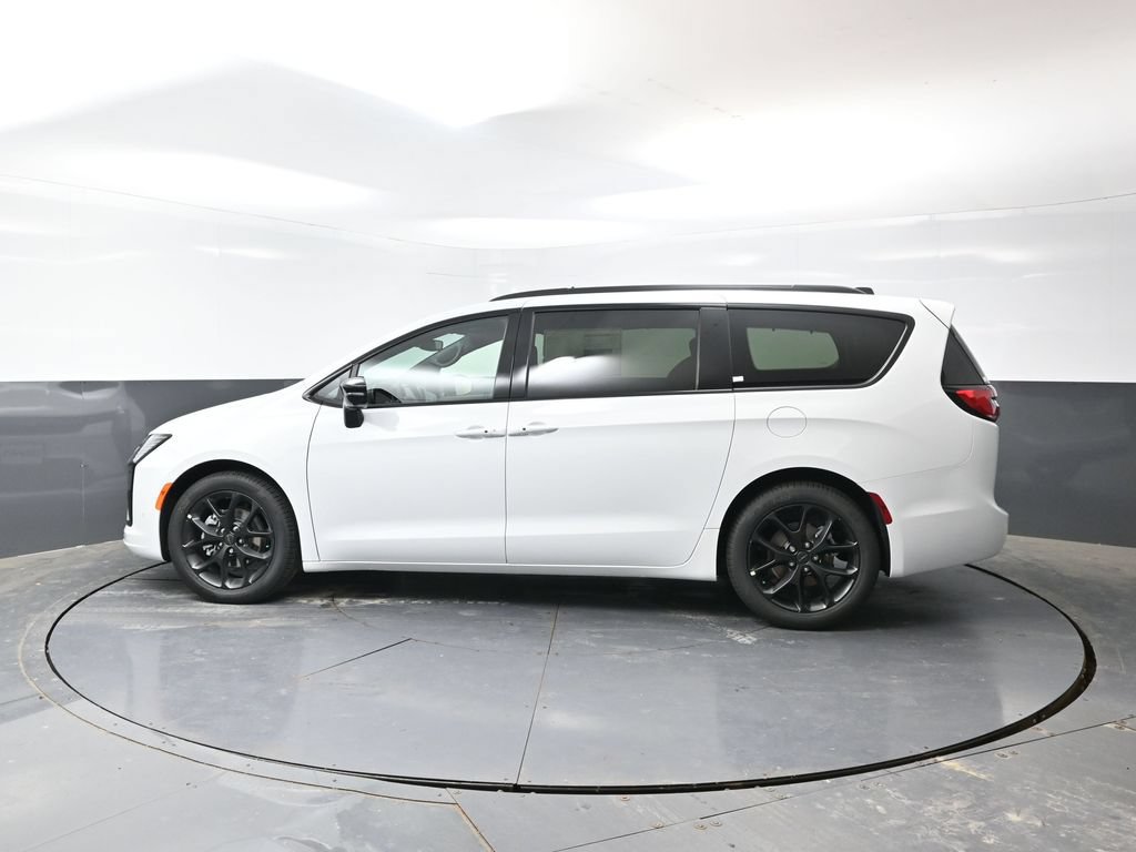 New 2027 Chrysler Pacifica Limited w/ Family Tech Group FWD image 6
