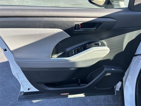 Used 2023 Toyota Highlander L image 21