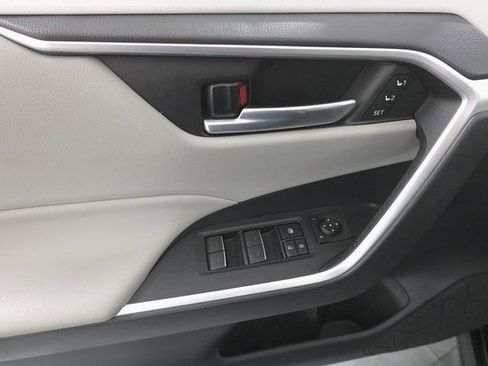 Used 2023 Toyota RAV4 XLE Premium image 8