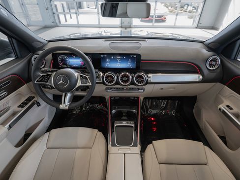 Used 2025 Mercedes-Benz GLB 250 4MATIC image 8
