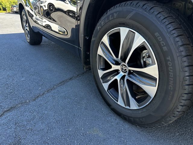 Used 2024 Toyota Highlander XLE AWD/4WD image 11