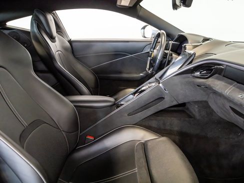 Used 2021 Ferrari Roma RWD image 34