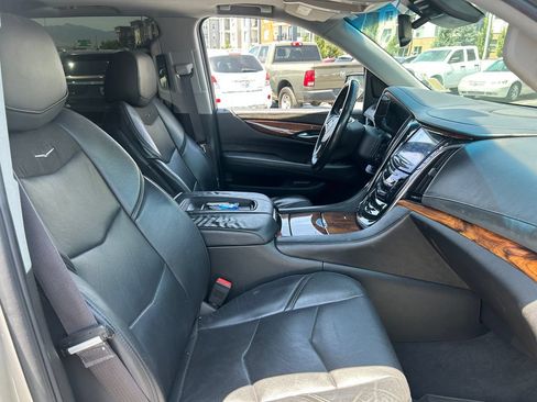 Used 2015 Cadillac Escalade Luxury AWD/4WD image 34
