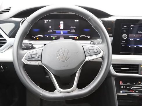 Used 2025 Volkswagen Taos SE AWD/4WD image 18