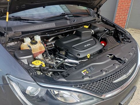 Used 2017 Chrysler Pacifica Touring-L Plus w/ Tire & Wheel Group image 8