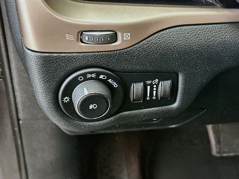Used 2016 Jeep Cherokee Latitude AWD/4WD image 17