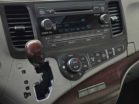 Used 2014 Toyota Sienna Limited image 26