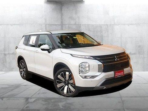 Used 2025 Mitsubishi Outlander AWD image 2
