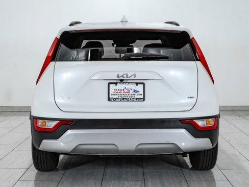 Used 2024 Kia Niro LX image 7