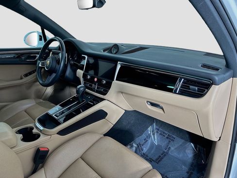 Certified 2023 Porsche Macan AWD/4WD image 32