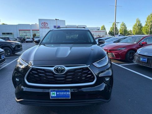 Used 2021 Toyota Highlander XLE AWD/4WD image 2
