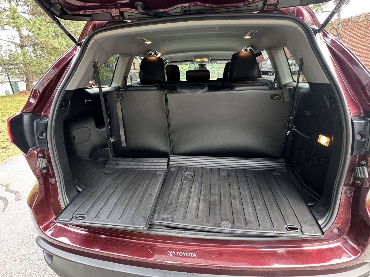 Used 2019 Toyota Highlander LE AWD/4WD image 11