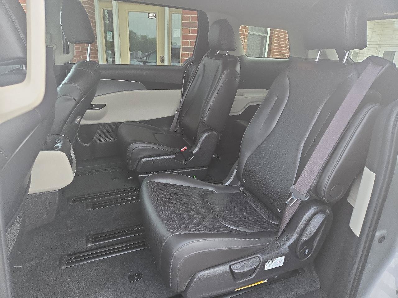 Used 2022 Kia Carnival LX FWD image 10
