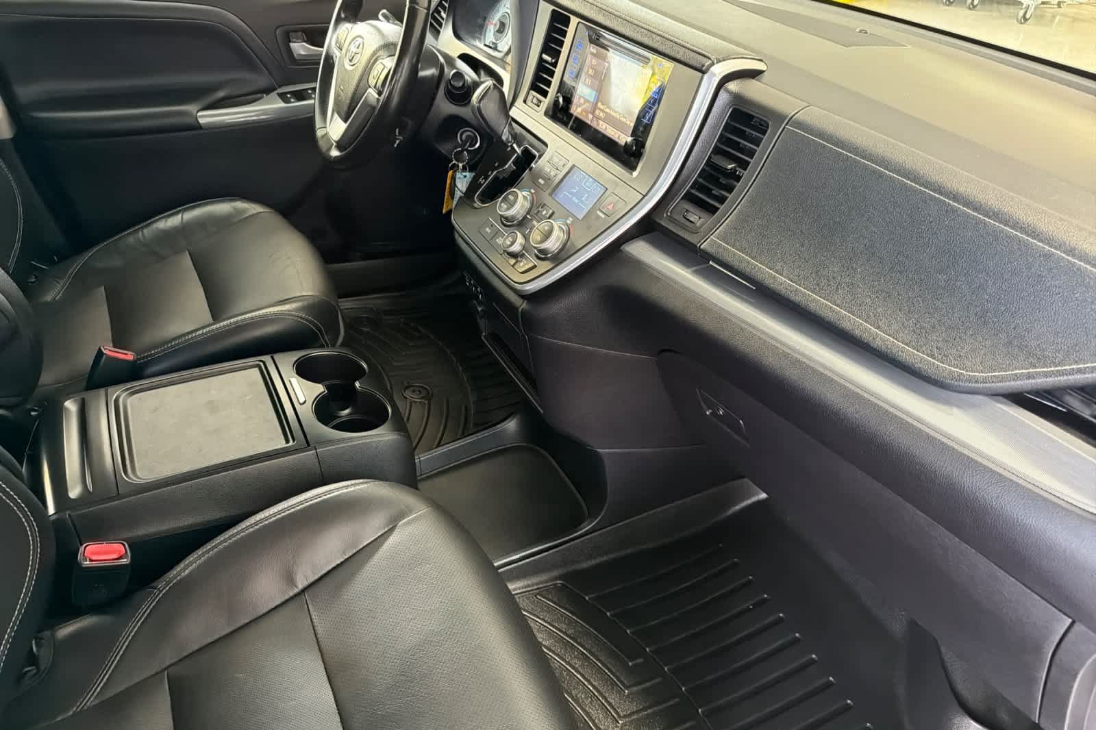 Used 2016 Toyota Sienna SE FWD image 17
