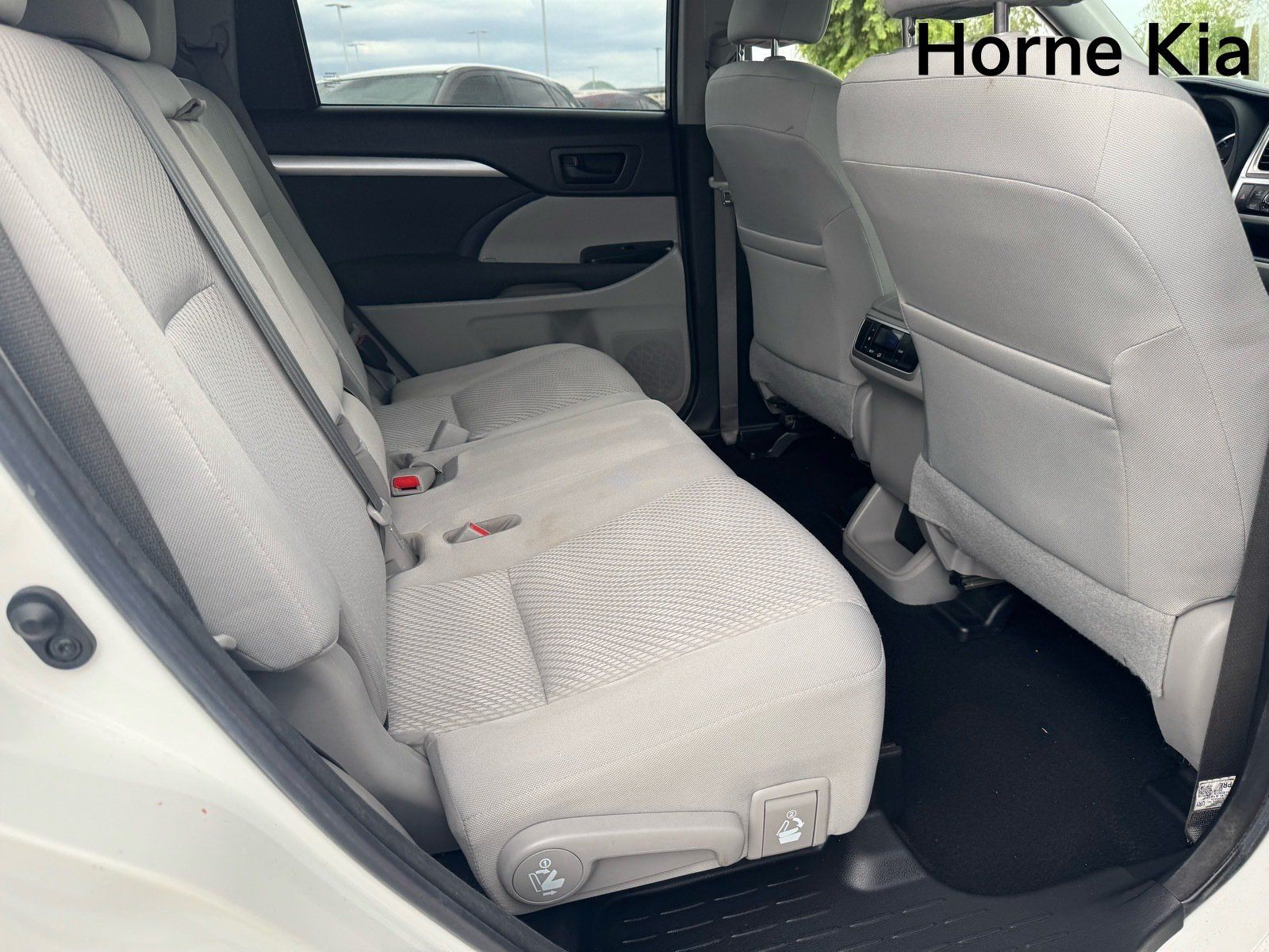 Used 2018 Toyota Highlander LE FWD image 30