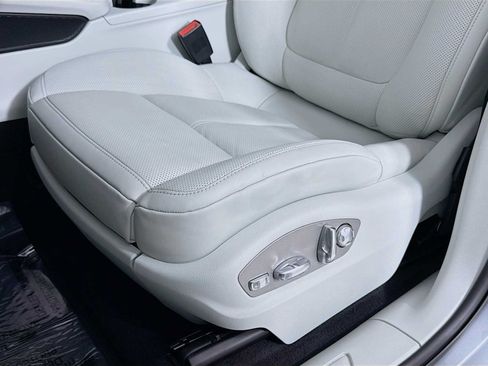Certified 2026 Porsche Macan AWD/4WD image 13