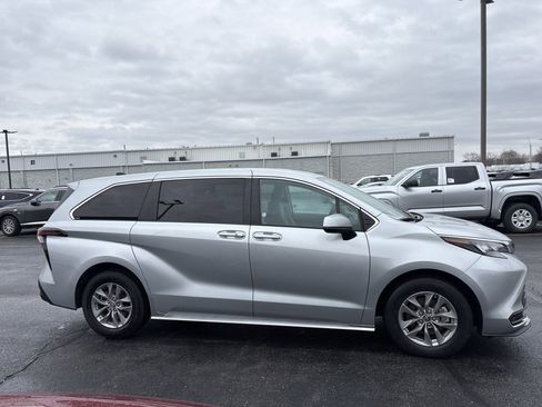 Used 2024 Toyota Sienna LE image 3